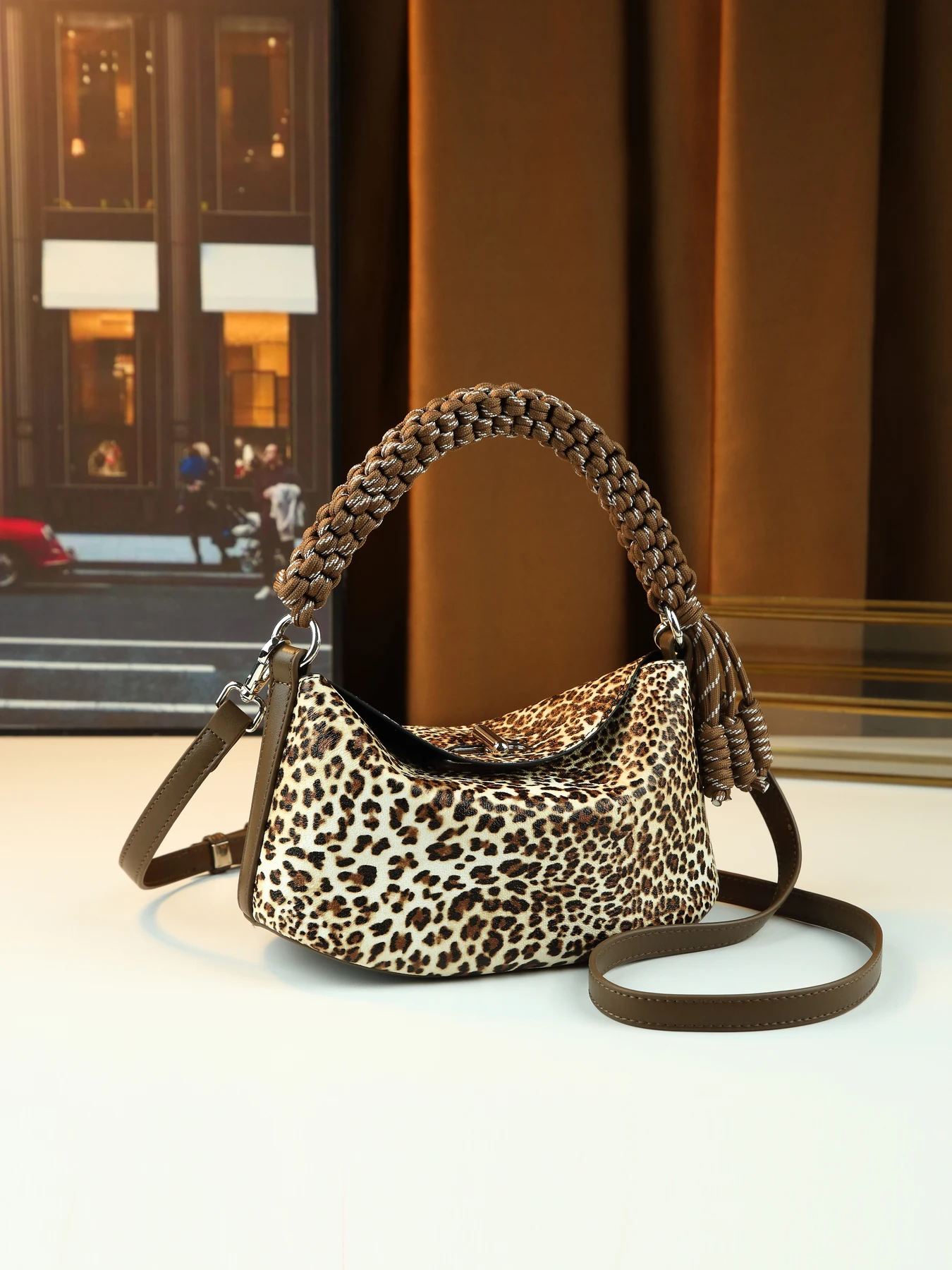 

Retro Spice Girl temperament leopard print new twist handle design women's handbag