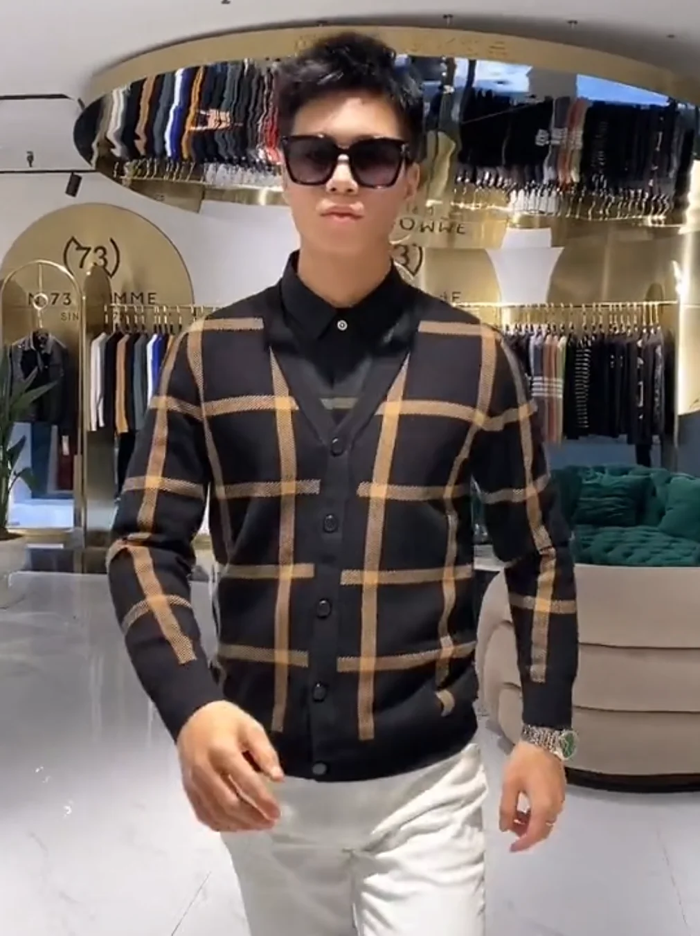 

Модный повседневный мужской вязаный кардиган-свитер с V-образным вырезом и длинными рукавами, универсальный осенний вариант, городской тренд 2024