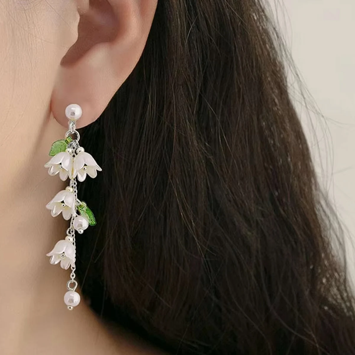 White Tulip Green Leaves Drop Earrings For Women Pearly Lustre Flower Shape Long Tassel Trendy Earrings Y2K French Romantic