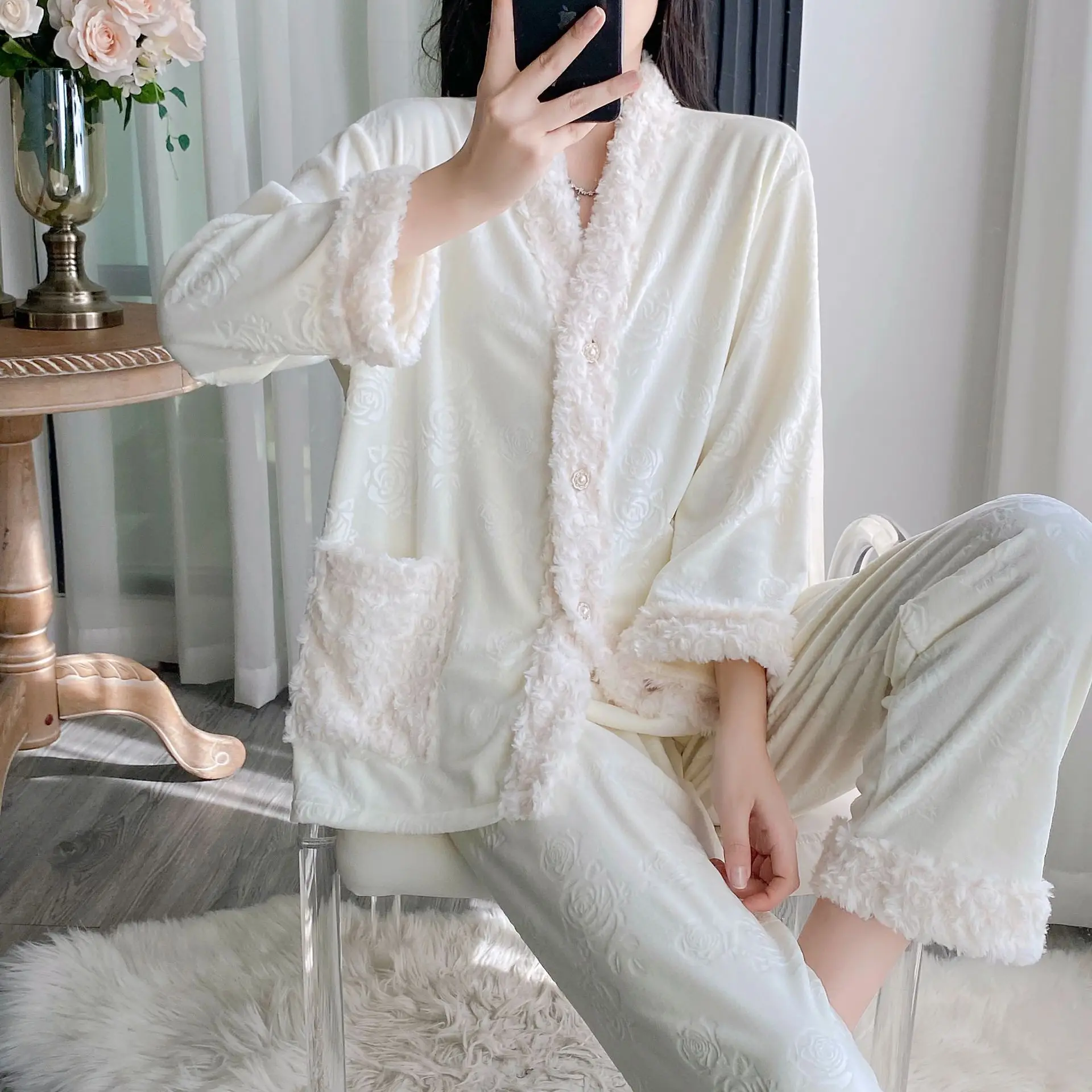 New Island Velvet Sleepwear Women's Long Sleeve Pants Thickened Soft Girl Home Clothes Small Fragrant Style Simple Autumn And Wi