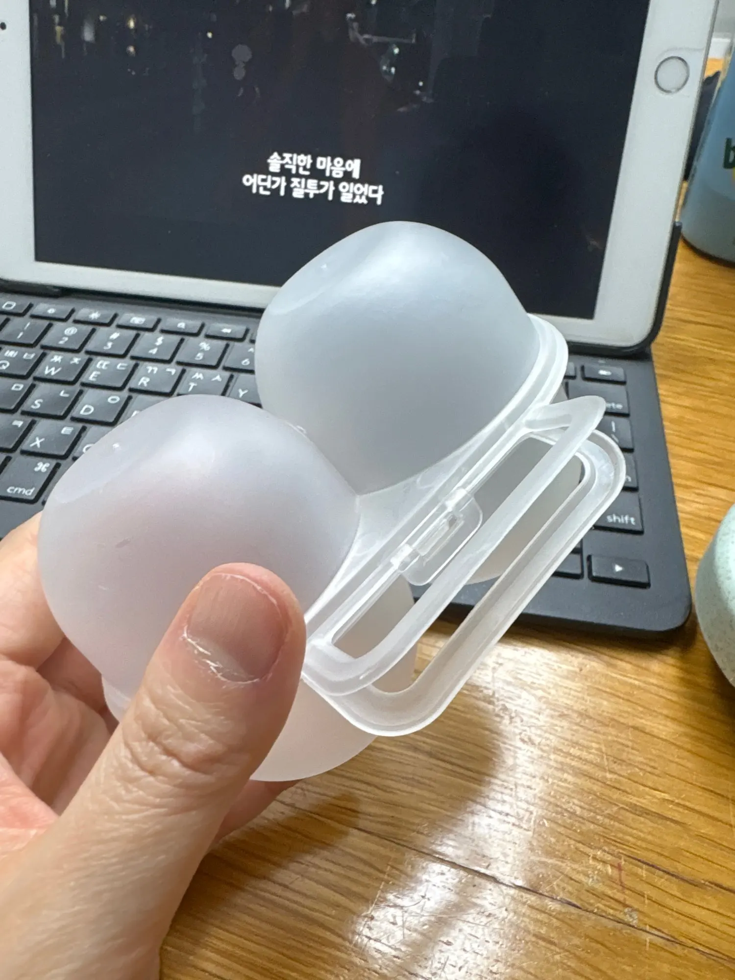 1pc 2-Cell Outdoor Portable Egg Box Plastic Egg Tray Refrigerator Egg Storage Box Shock-absorbing And Anti Drop Egg Loade photo review