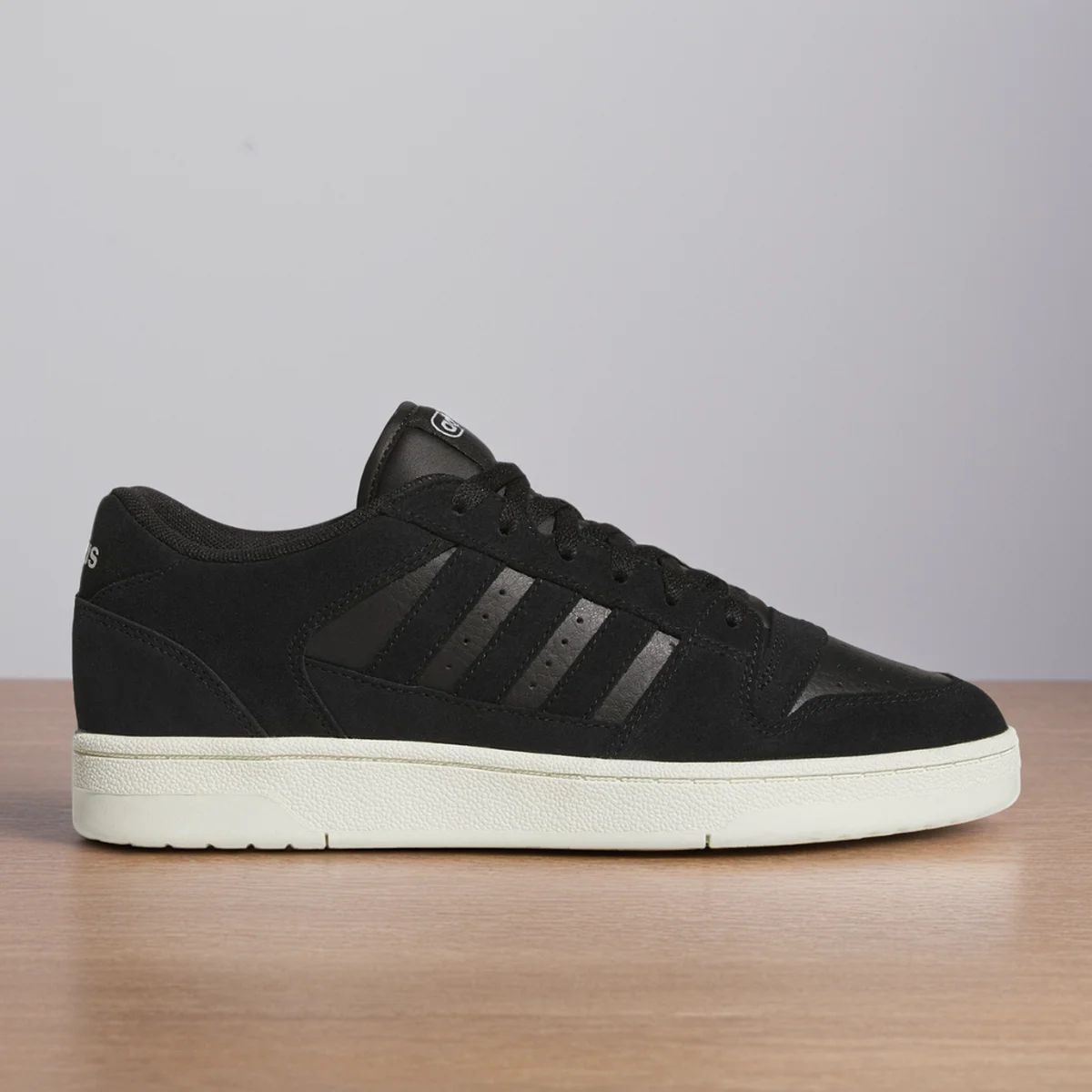حذاء رياضي كاجوال لكرة السلة يوميًا للجنسين من Adidas لصيف 2025 JS3388