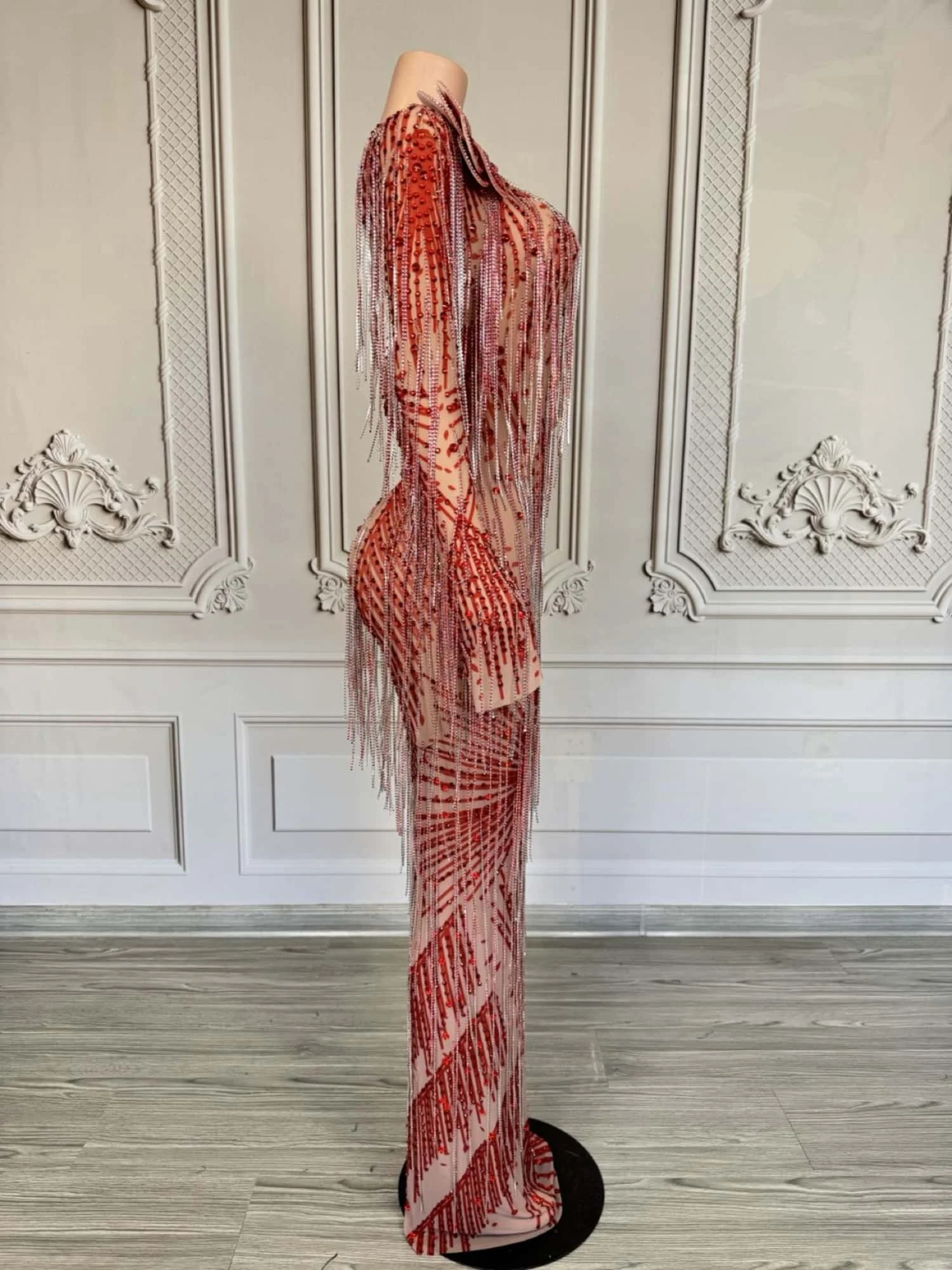 ชุดเดรสพู่ห้อยประดับคริสตัลสีแดง ผ้าตาข่ายซีทรู ไหล่ประดับดอกไม้ 3 มิติ สำหรับผู้หญิงสวยสง่า เหมาะสำหรับงานพิธีการหรืองานเดินแบบบนพรมแดง