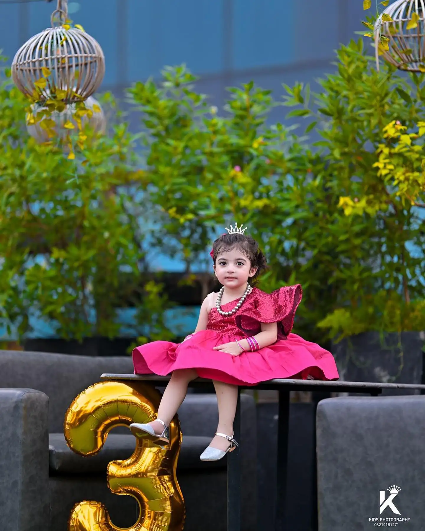 Fuschia abiti da ragazza con una spalla per servizio fotografico paillettes Flower Girl abiti da festa di compleanno Ruffles abiti corti da sposa per gli ospiti