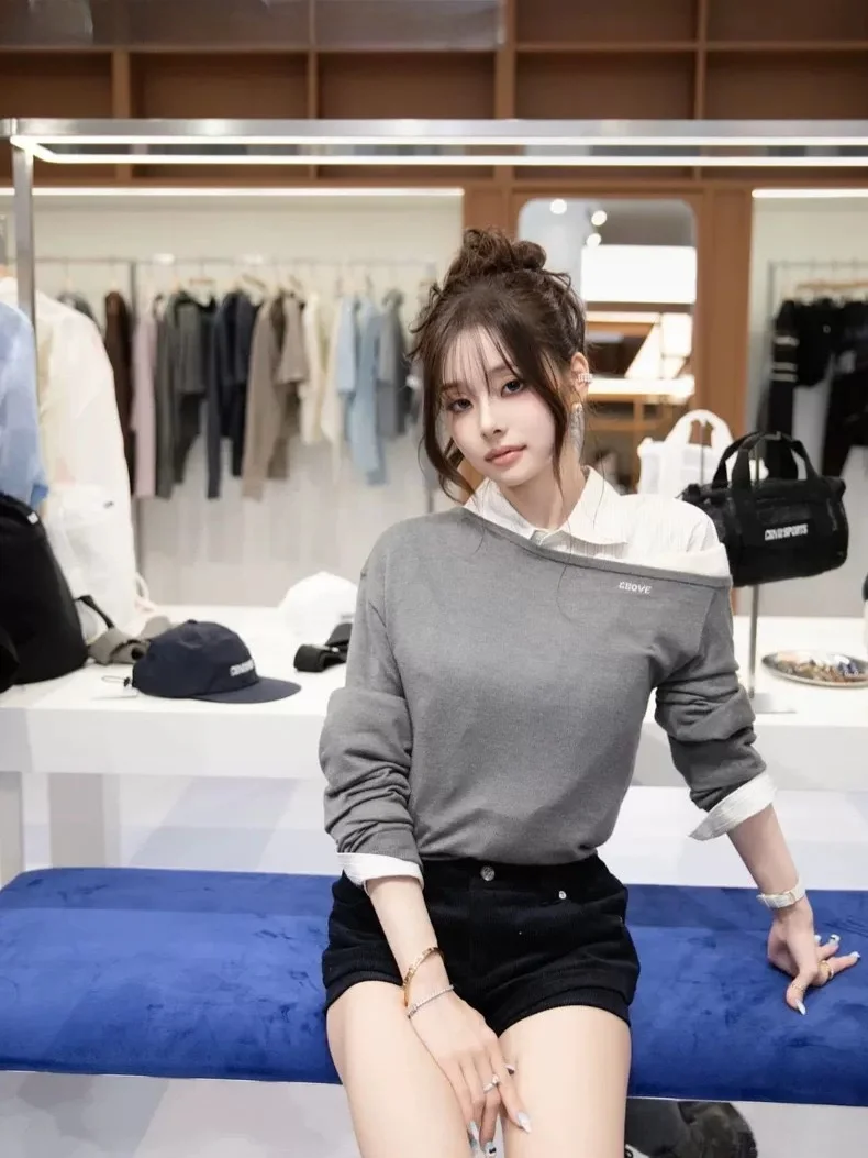 

Новинка осени 2025: Женский вязаный топ в корейском стиле с имитацией двухслойности и асимметричным вырезом на плече, свободный крой, в стиле Дондэмун Гэ Сонг Чжи-я.