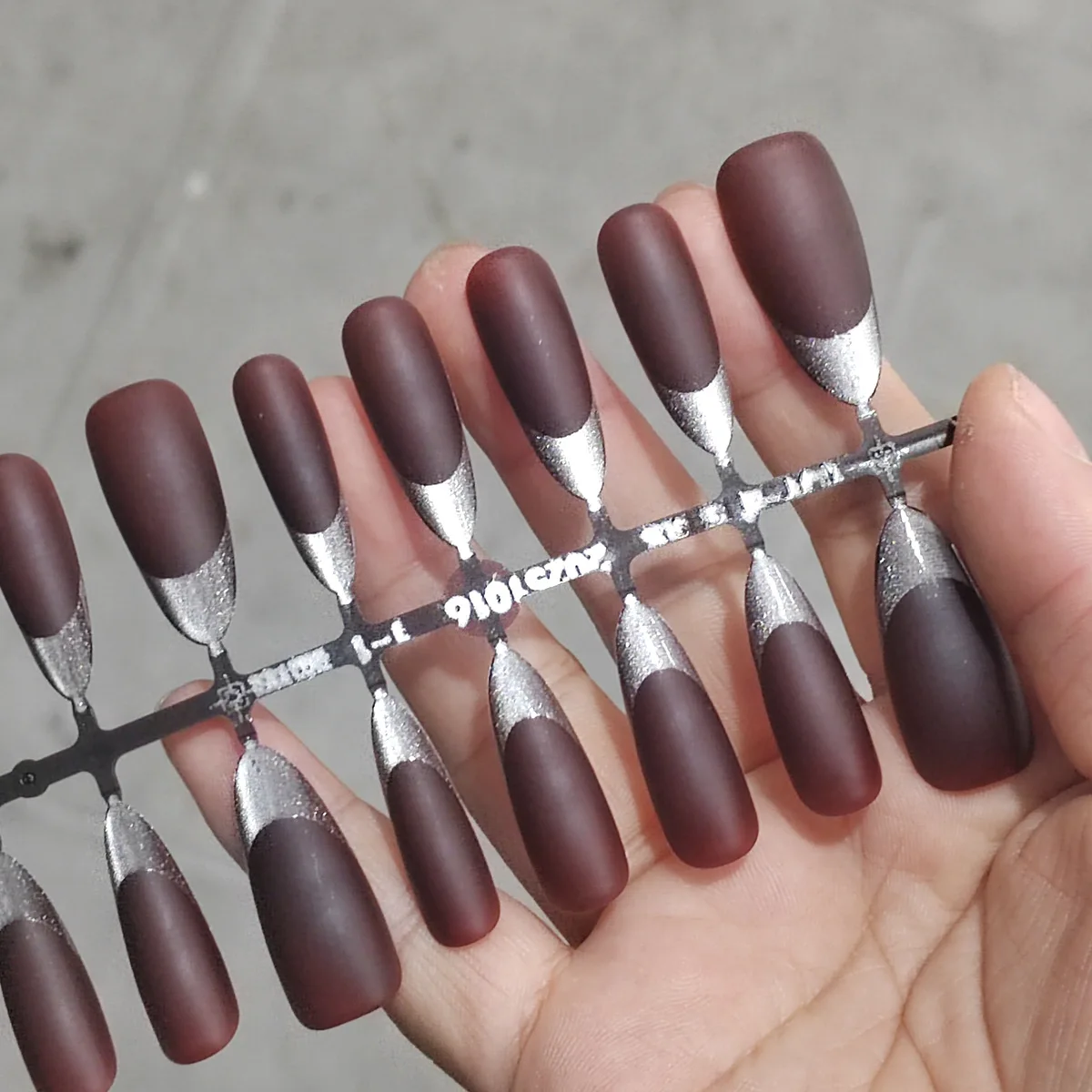 브라운 롱 아몬드 가짜 손톱 30개 실버 프렌치 프레스 온 네일 가을 글로시/프로스트 착용 가능한 가짜 손톱 매력적인 네일 아트