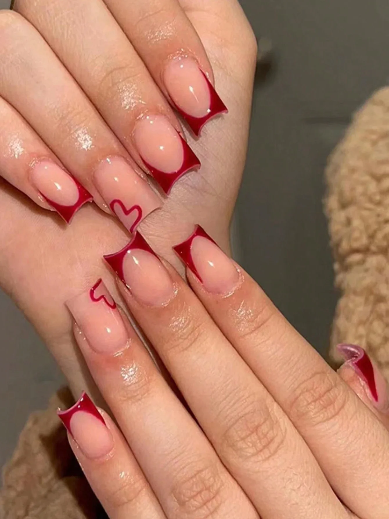 Conjunto francês de unhas falsas para mulheres, capa completa, quadrado médio, vermelho, caixão curto, pressione unhas, design de amor, presente para mãe, 24 unidades