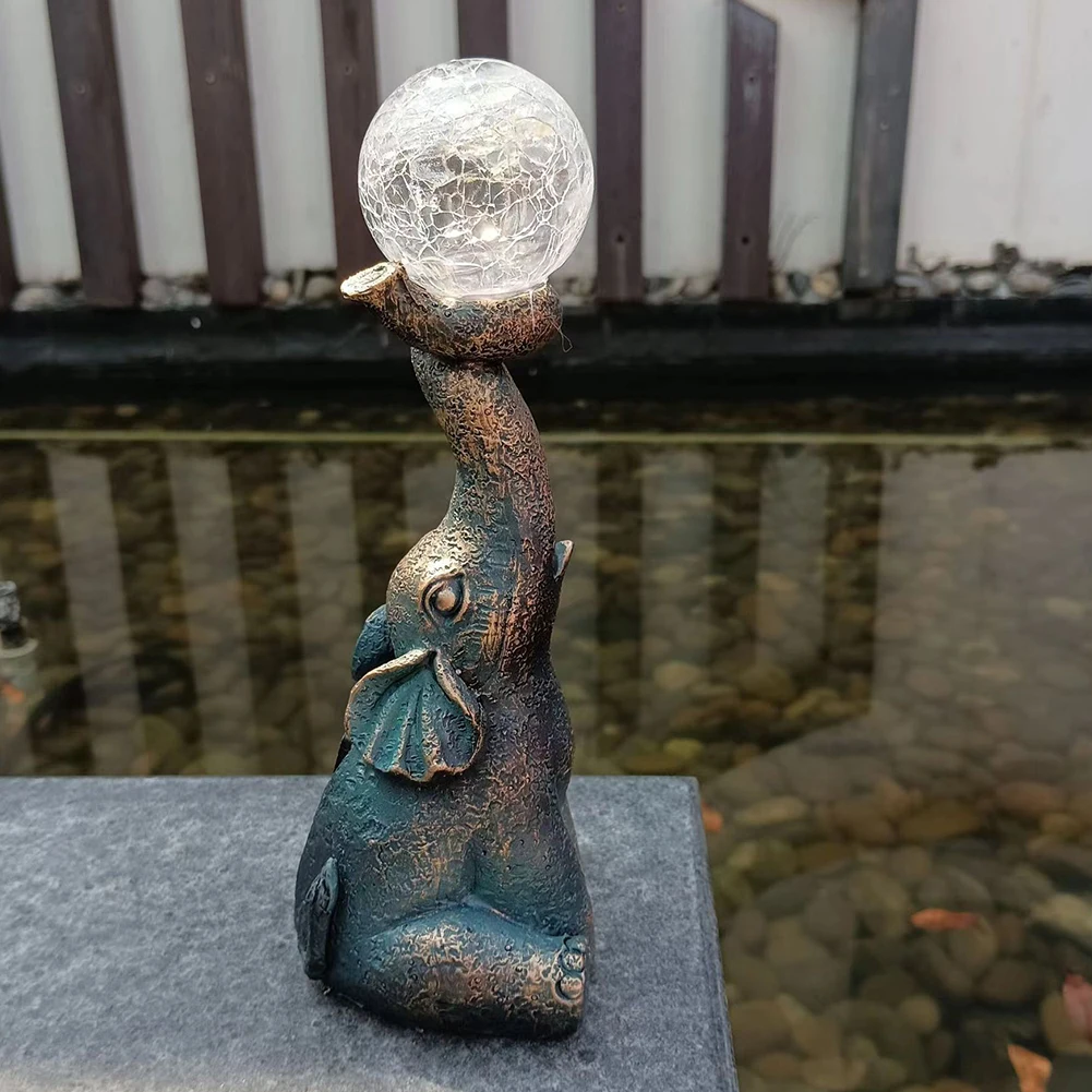 Estatuas de elefante de jardín con bola de cristal agrietada, luz LED Solar, estatuilla de elefante amoroso, escultura para exteriores, decoración de elefante