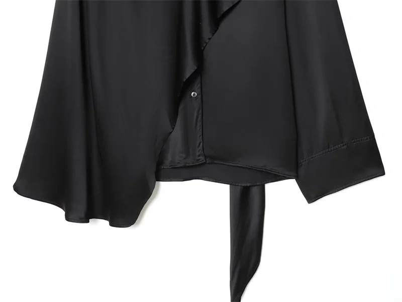 Nowa kolekcja damska Jesień/Zima 2025, asymetryczna, zwiewna bluzka z diagonalu zapinana na guziki.