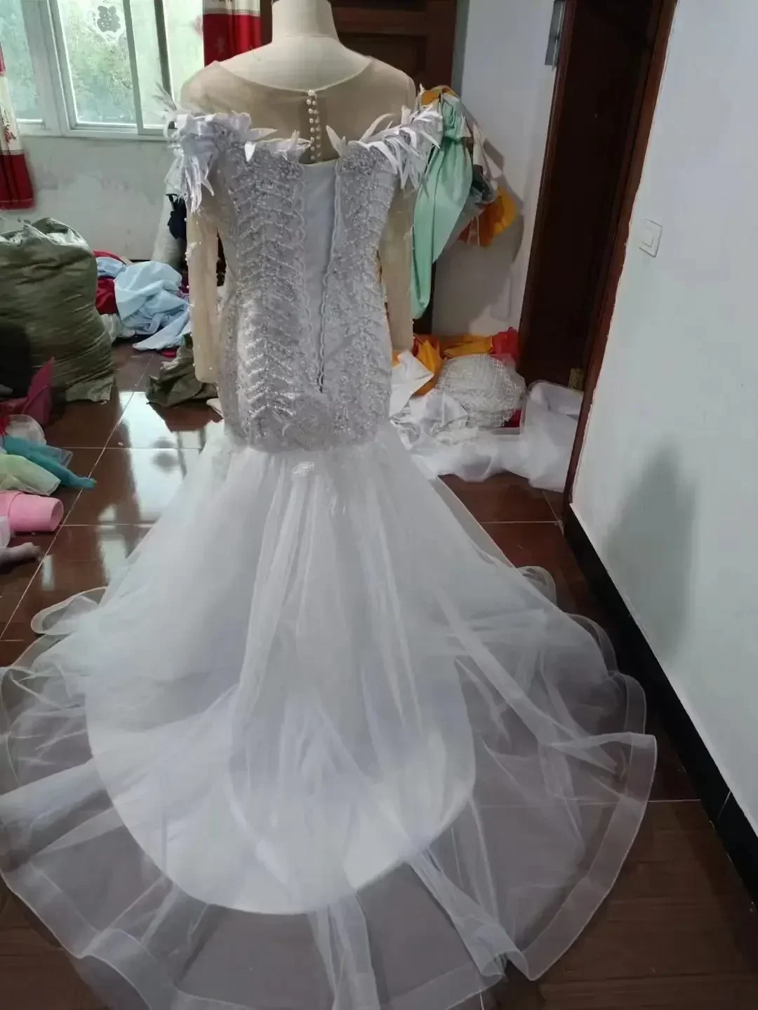 Suknie ślubne syreny z afrykańskimi perłami, z odpinanymi długimi rękawami, odpinany tren, odkryte ramiona, krój rybka.