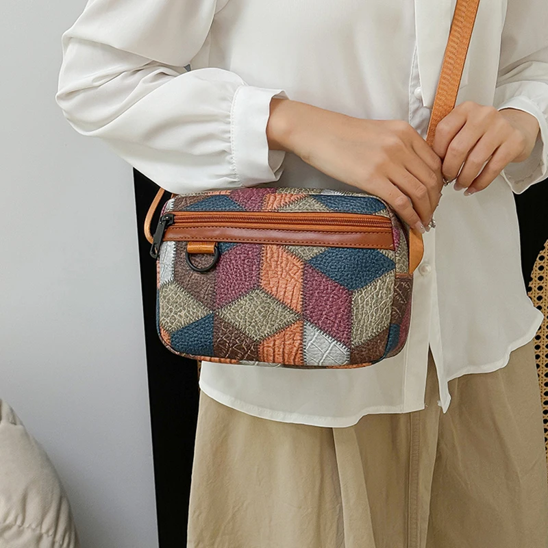 

Мужская сумка - одно плечо, изготовлен из искусственного материала, с геометрическим узором. Подходит для путешествий, фотографий и прогулок.