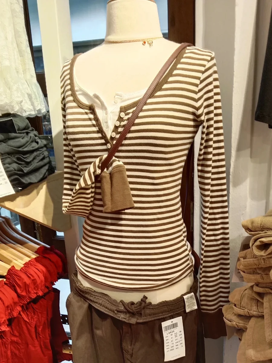 

Винтажные коричневые полосатые футболки с длинными рукавами, женские новые хлопковые тонкие футболки с круглым вырезом и шестью пуговицами, весенняя повседневная уличная одежда, укороченные топы Y2k