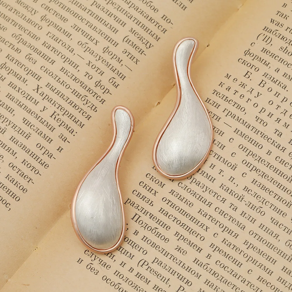 

Temperament and high-end new retro women's earrings European and American exaggerated simple earrings