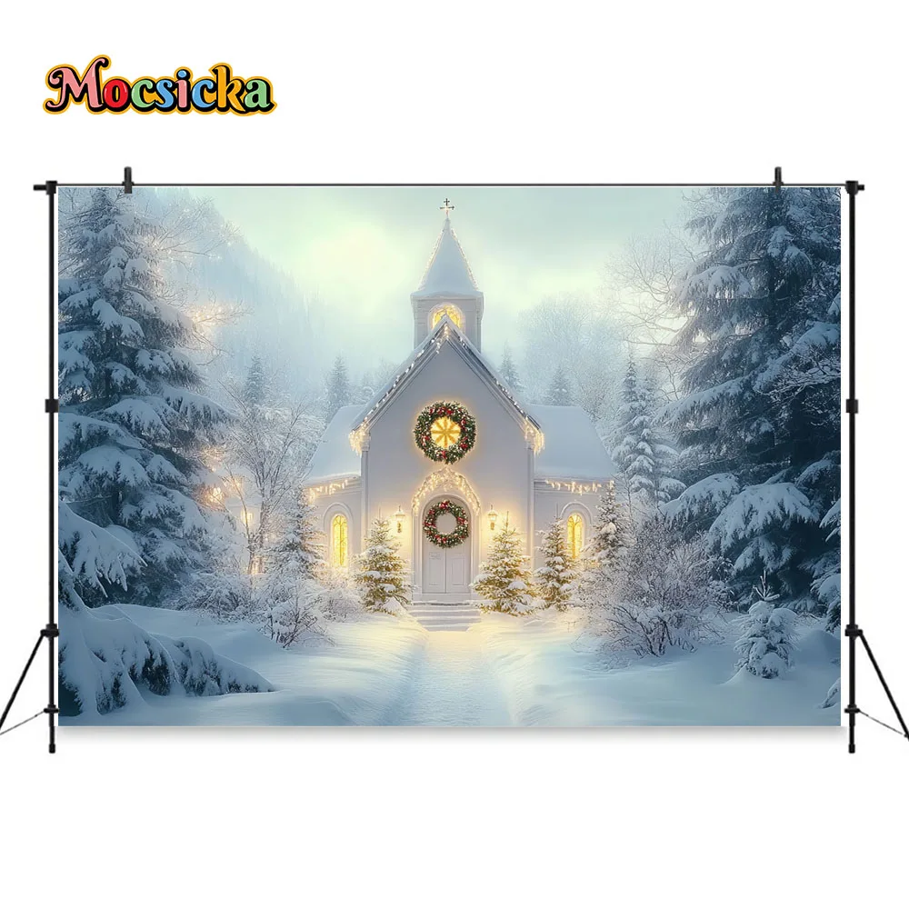Mocsicka-fundo branco da igreja do Natal, estúdio exterior da foto, fundo do Natal, floresta nevado do pinho, luzes do brilho, miúdos e família