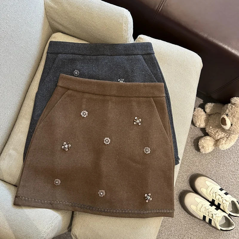 

Flower nail pearl woolen skirt for women in autumn and winter 2025, versatile and slimming A-line hip hugging short skirt