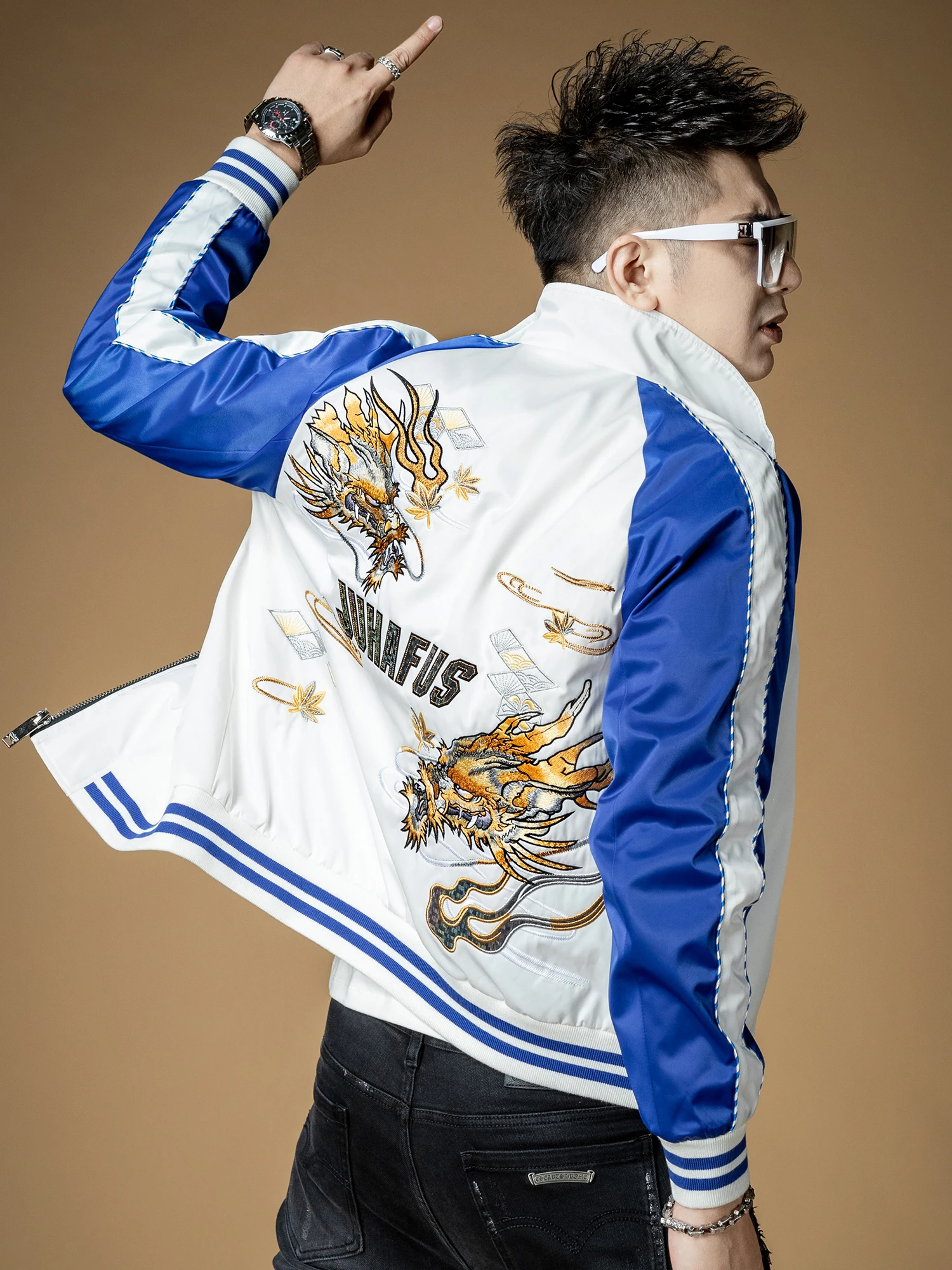 

Мужская куртка на весну-осень 2026 года в стиле Dragon Year: новая трендовая модель с воротником-стойкой, на молнии, с комбинированными вставками, стандартной длины рукавов, модная молодежная.