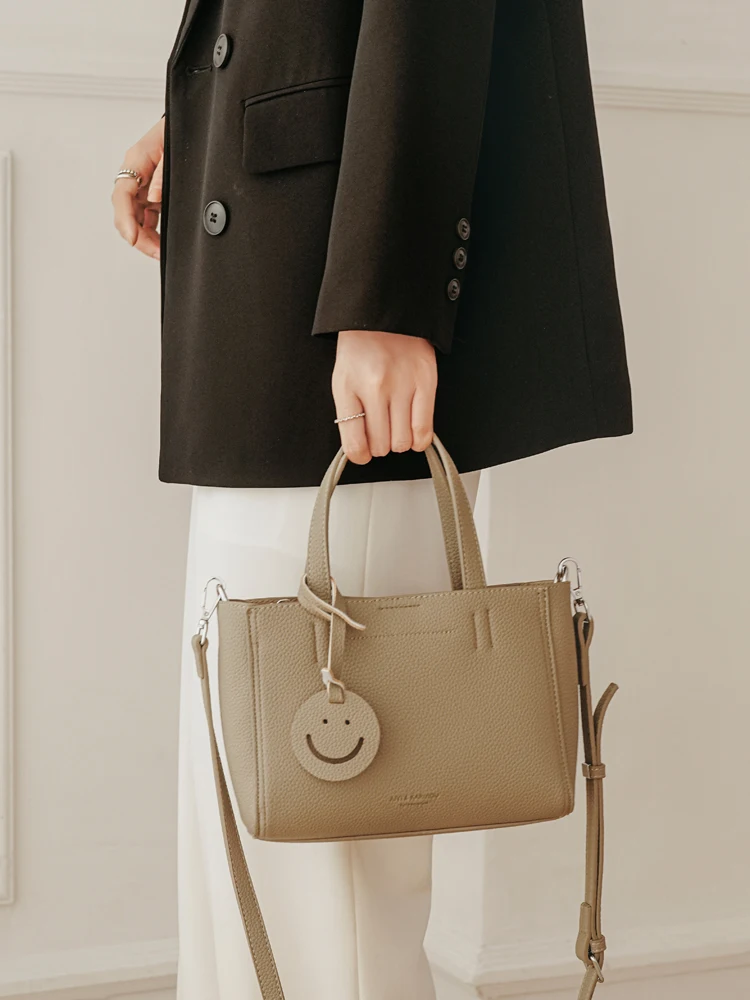 

Retro Women's Tote Bag Fashionable Minimalist Crossbody Handbag Commuter Style Single Shoulder Bag Popular Spring 2026