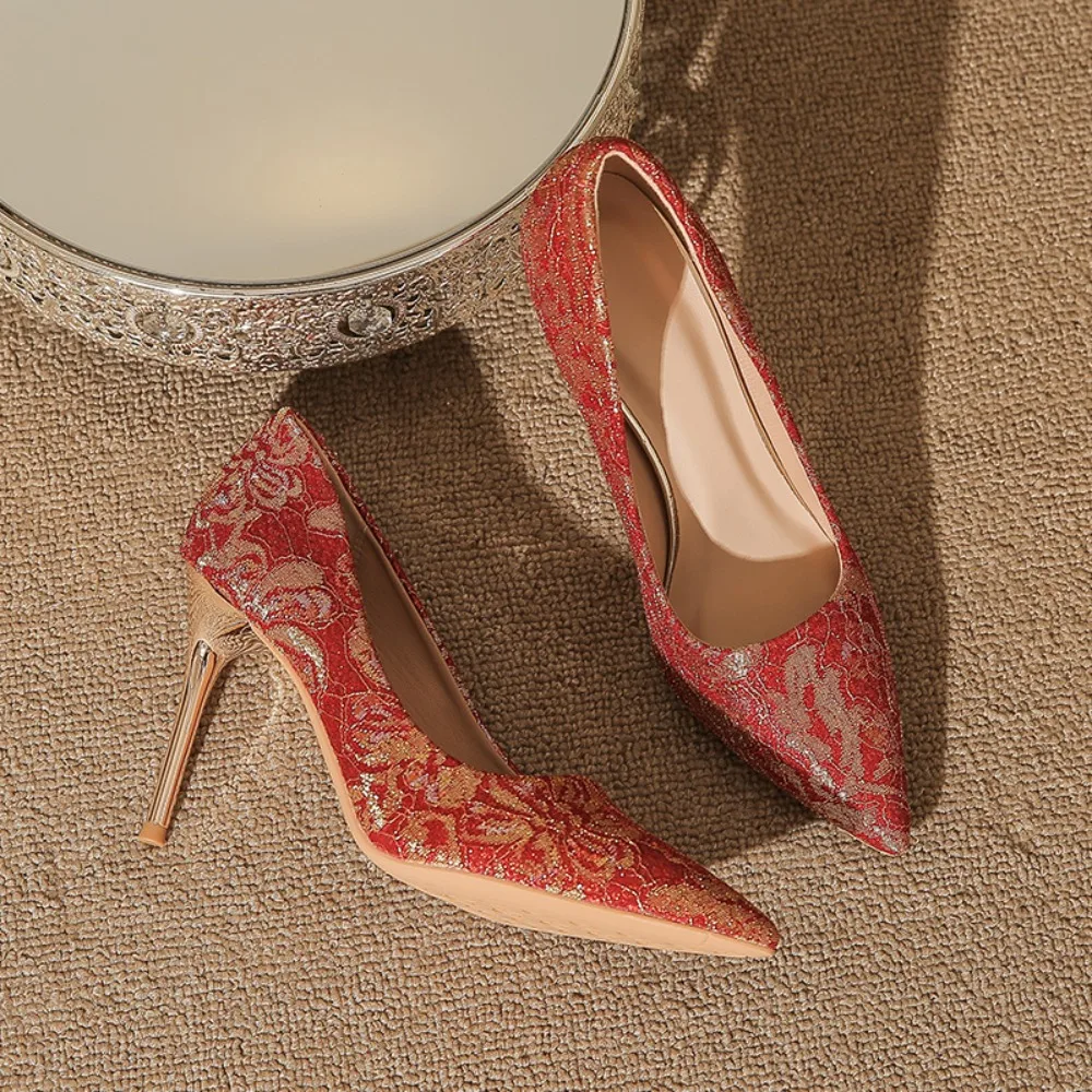 

Женские свадебные туфли Xiuhe, новинка 2025, атласные женские туфли на высоком каблуке, два носящих китайских свадебных туфель, не уставшие свадебные туфли для женщин