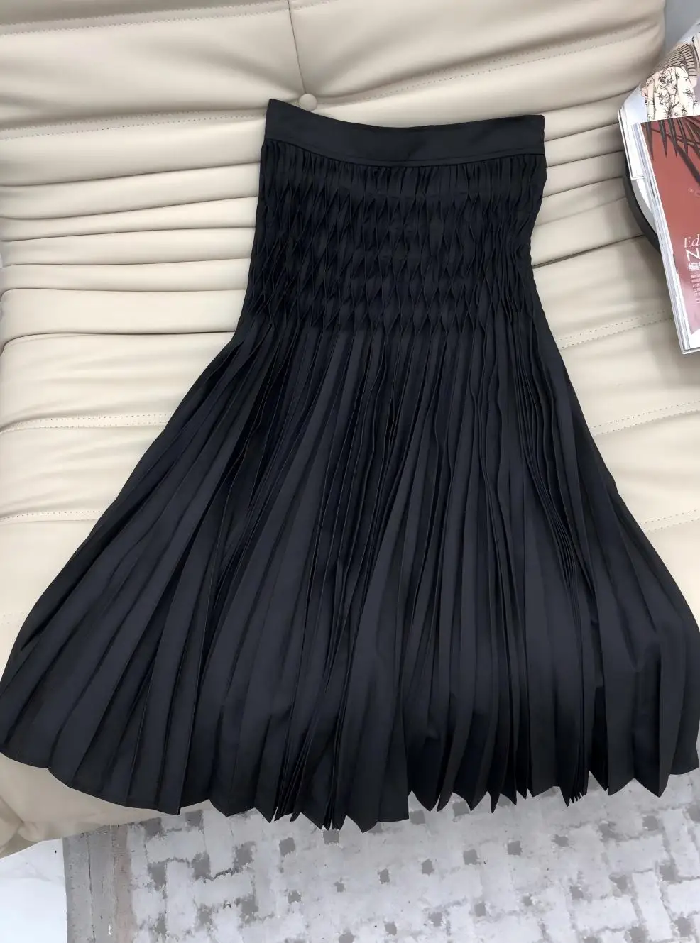 Black pleated half length skirt with pleats at the waist and a sense of drape, versatile A-line umbrella skirt for commuting