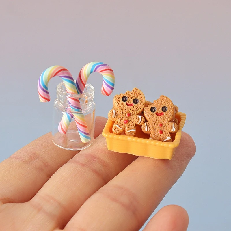 ミニチュアジンジャーブレッドクッキー ドールハウスフィギュア 笑顔の顔 アイシングディテール ドールハウス用の小さな卓上装飾 クリスマスギフト