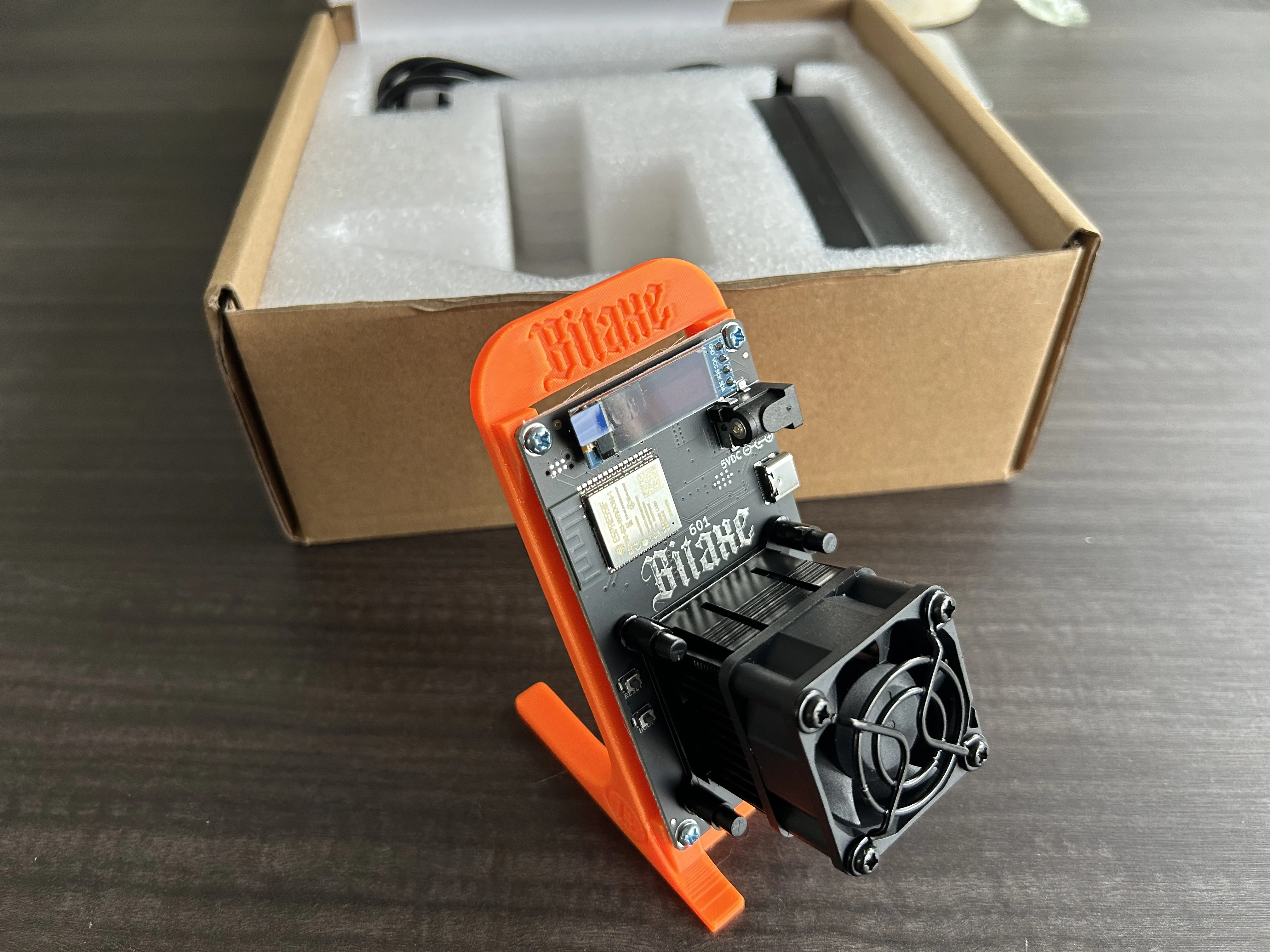 

Lion Lottery Miner New Bitaxe Gamma 601 1,2/с с блоком питания 17 Вт Solo Miner с низким уровнем шума, вилка США/ЕС/Великобритании/Австралии