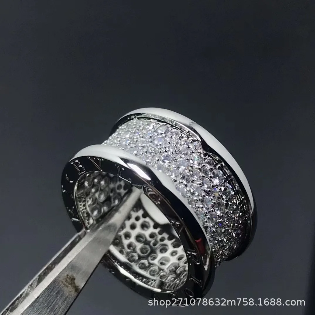 

Высокая версия маленькой талии полная оранжевых ромбических колец, инкрустированных бриллиантами с обеих сторон.