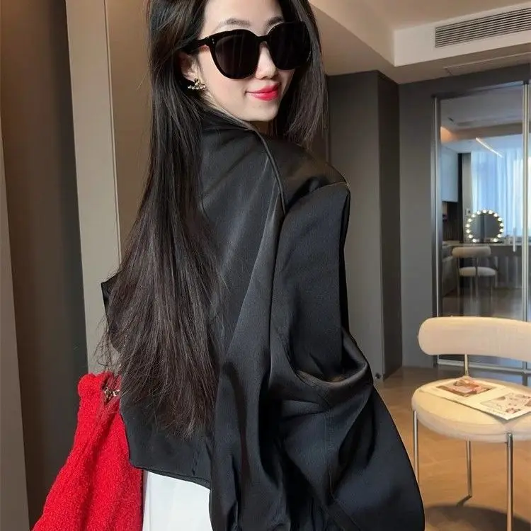 

Женские стеганые куртки. Женская одежда. Тренд 2023. Осень. Стиль бойфренда. Свободный облегающий крой. Передний карман на пуговицах. Чистый простой базовый стиль.