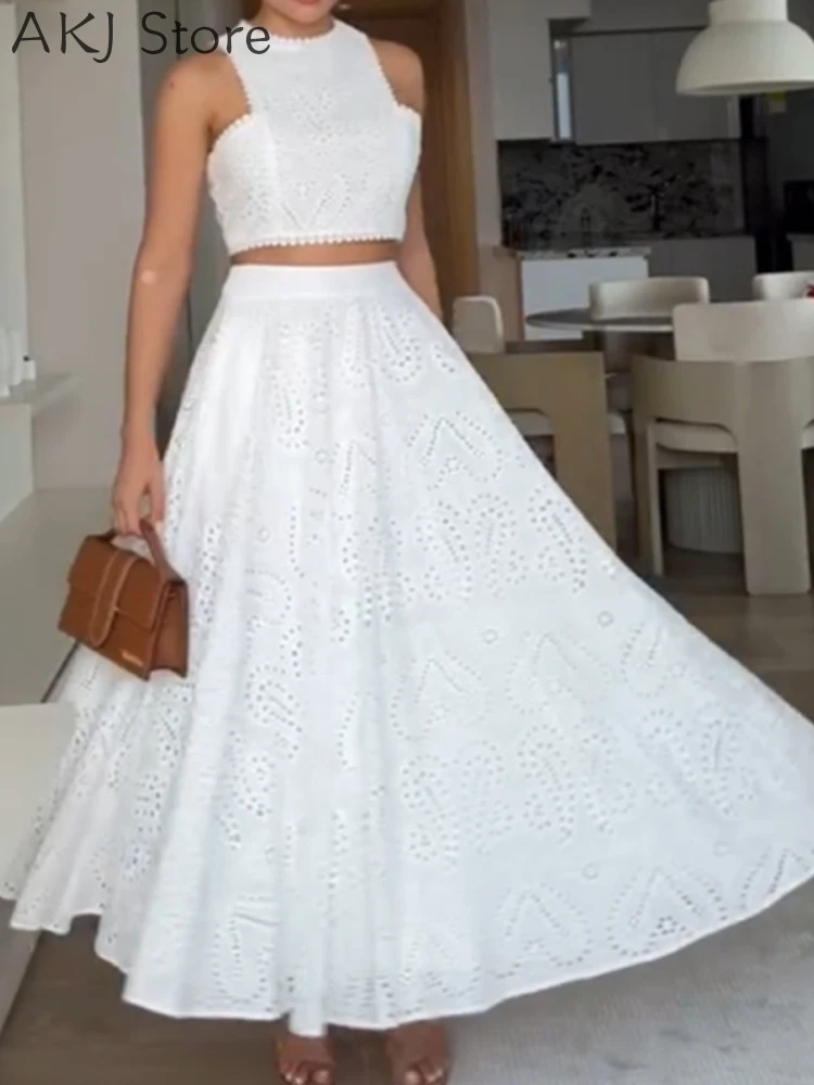 

Комплект из двух предметов: кружевной укороченный топ без рукавов с вырезами и повседневная юбка трапециевидной формы с высокой талией