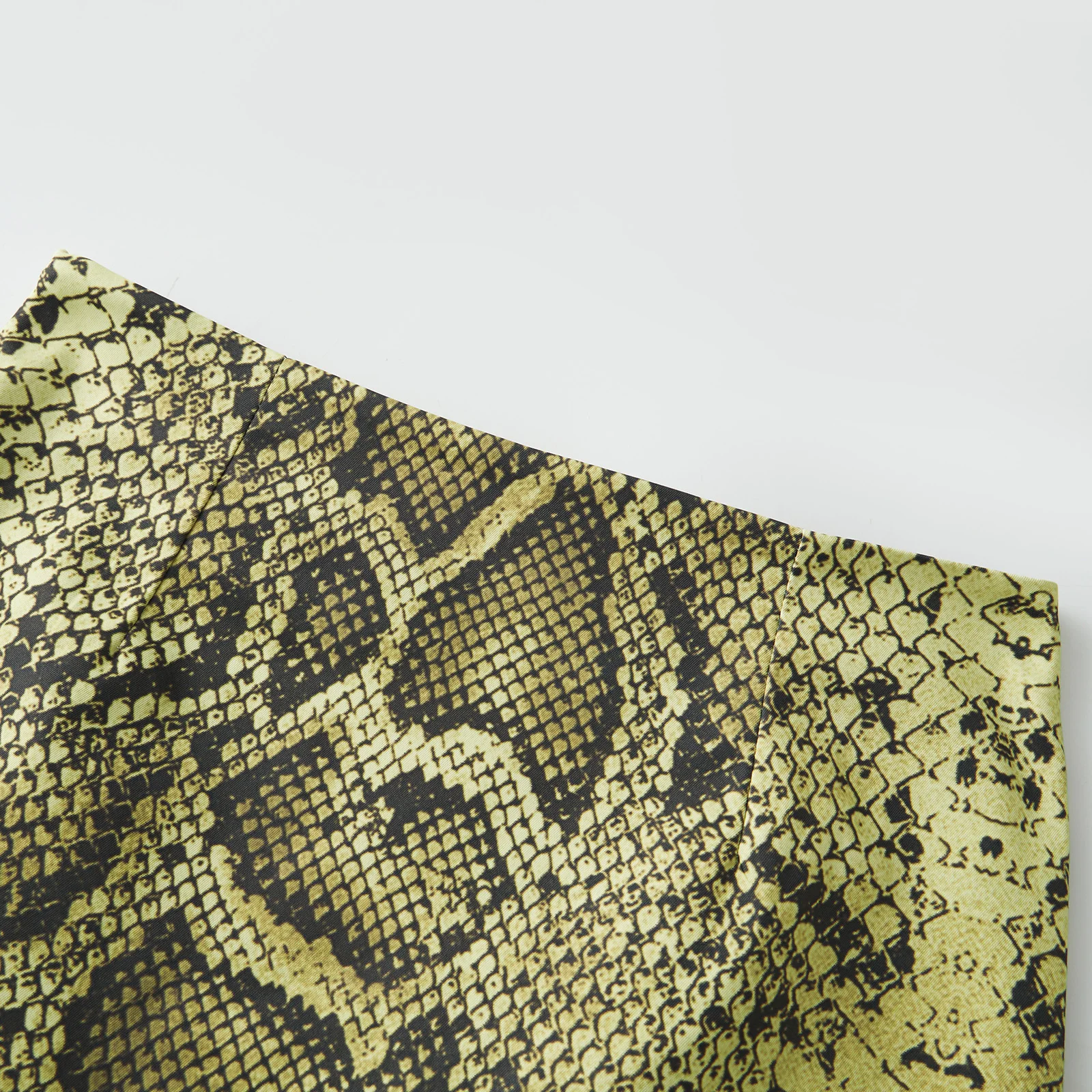 Damska spódnica midi w wężowy wzór, z wysokim stanem, w zwierzęcy wzór, na lato i wiosnę.