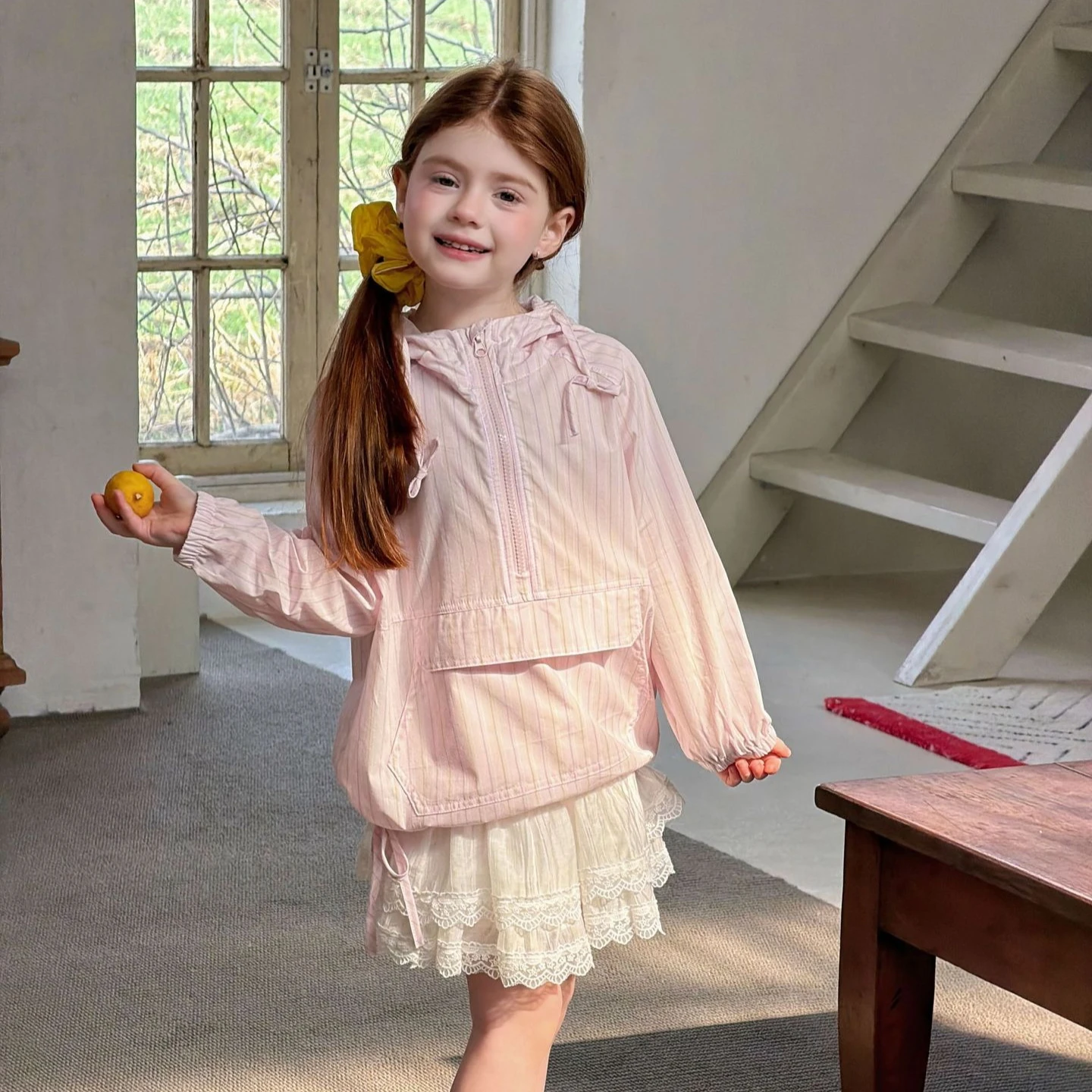 Casaco Infantil Feminino 2026 Primavera e Verão, Nova Coleção de Roupas Infantis Estilo Coreano, Moletom Listrado com Capuz para Meninas, Roupa Casual com Proteção Solar