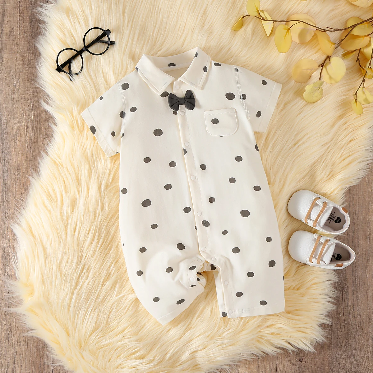 بدلة قفز صيفية جديدة للأطفال الأولاد بأكمام قصيرة موديل 2026 منقطة مشمش ملابس رجالية عصرية وأنيقة باللون الأسود اللطيف