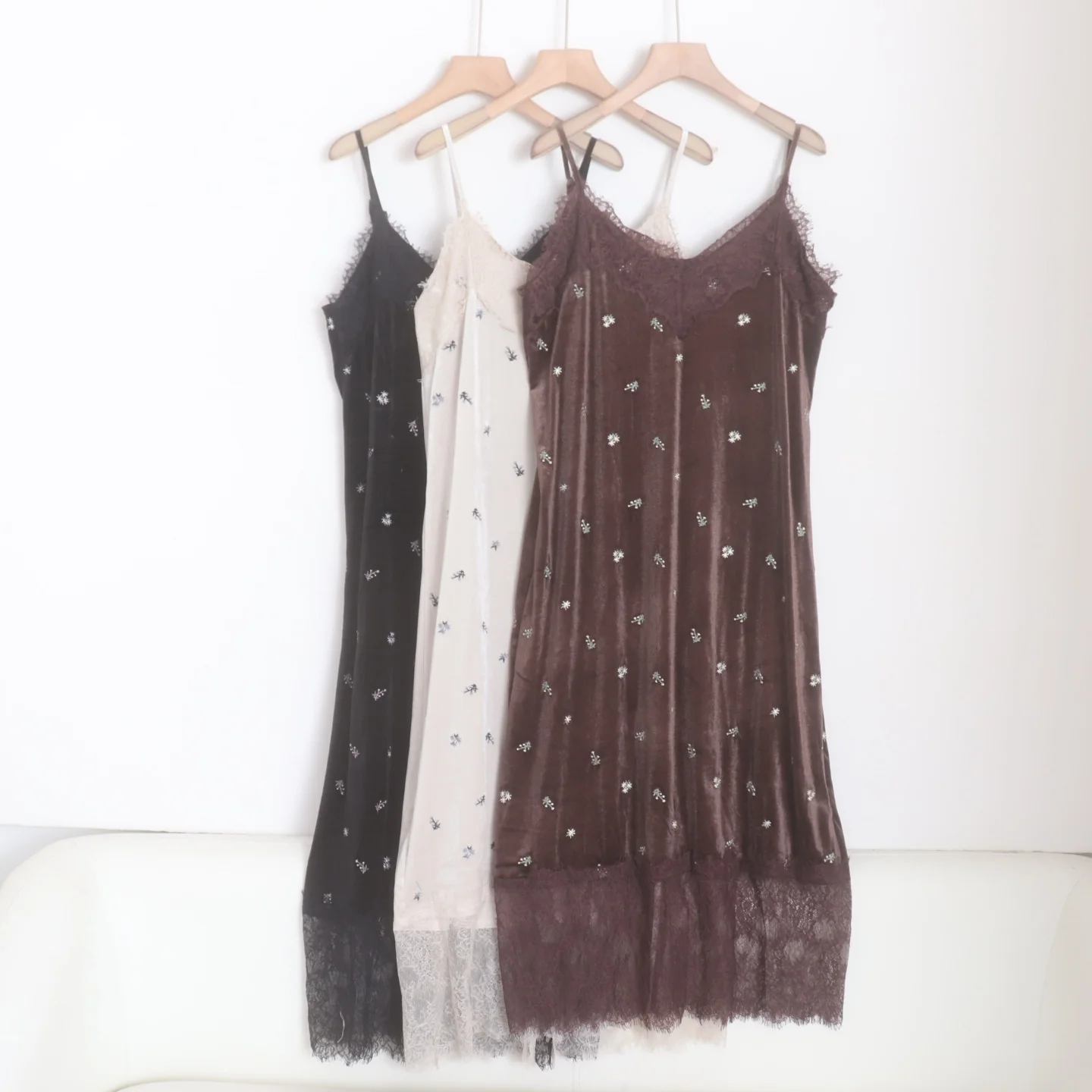 Elegant V-Neck Lace Trim Sleeveless Women's Velvet Dress Easy to Match Floral Embroidery Slip-On Fashionable Daily Wear