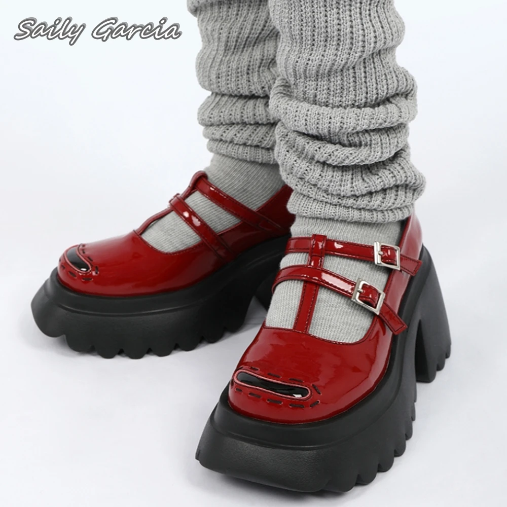 Red Glossy Buckle Strap Chunky Heel stivaletti 2024 Design originale Shallow Mary Jane Boots stivali Casual con plateau a punta tonda