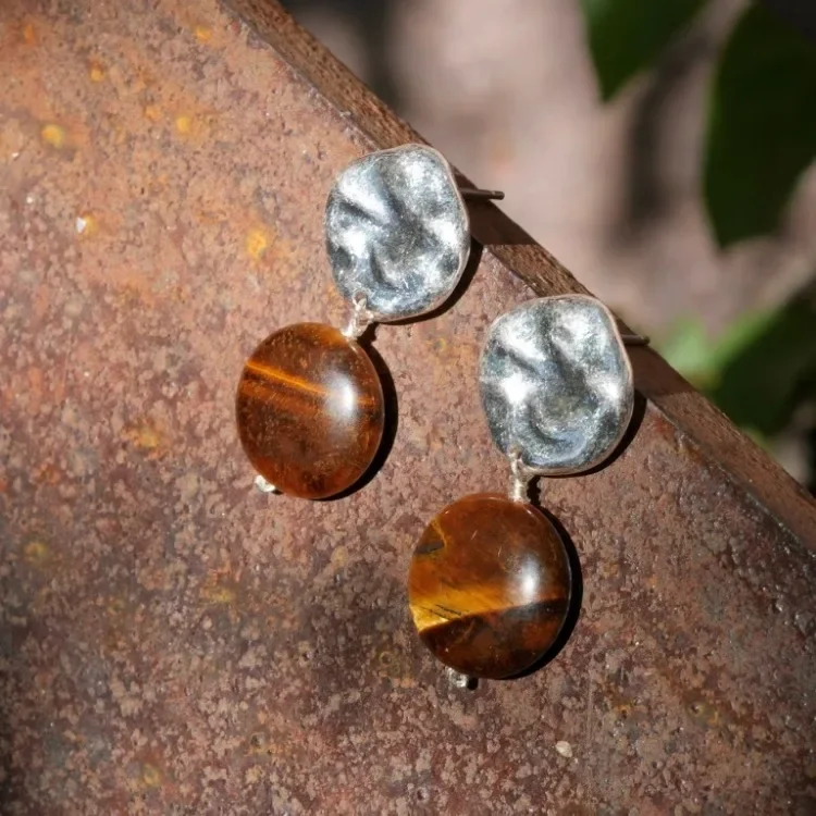 

Серьги CLOSENSE "Jupiter" оригинального дизайна с натуральным тигровым глазом, в стиле ретро, новогодние, в эстетическом исполнении.