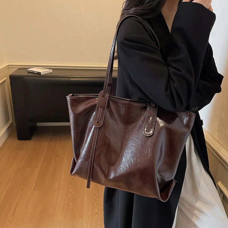 

2025 Autumn New! Women's Retro Large-Capacity Tote Bag - Ideal for College Students (Class/Leisure/Commuting Shoulder Style)