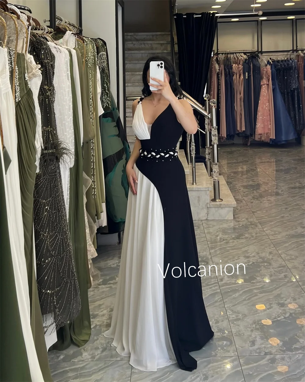 تخصيص الأورجانزا الطية غير المتكافئة الخامس الرقبة خارج على الكتف فساتين طويلة مناسبة مخصصة جودة عالية