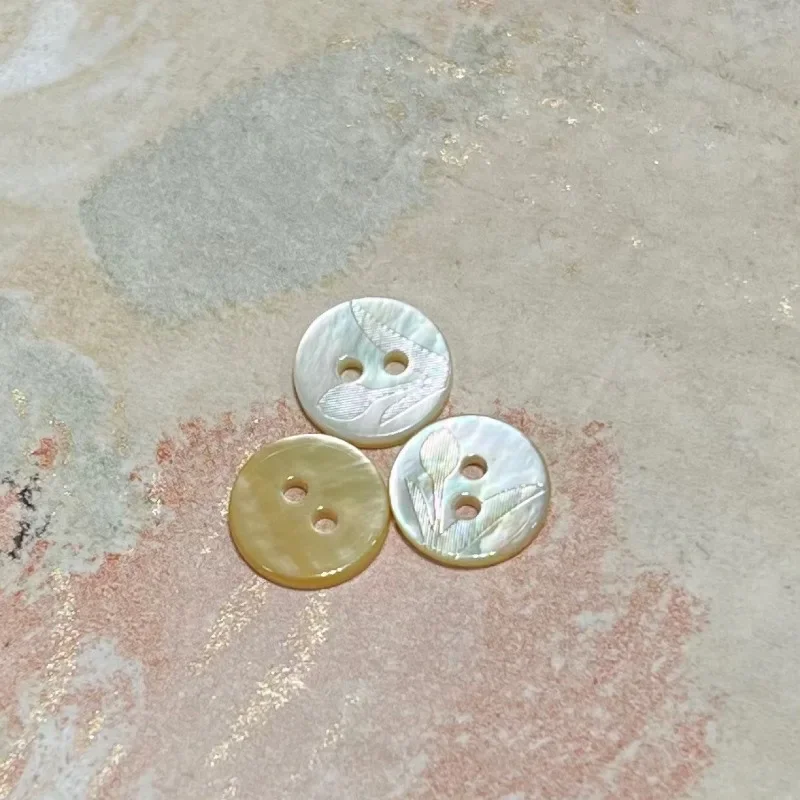 10 قطعة/الحقيبة أزرار قذيفة الطبيعية الأبيض أم اللؤلؤ توليب فراشة روز تصميم ل قميص صياغة الليزر اثنين من الثقوب أزرار