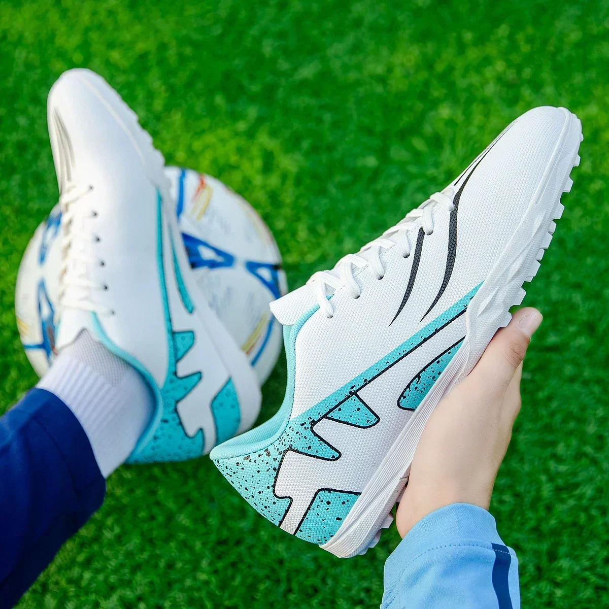 New Men Soccer Shoes Professional Ankle Non-Slip Boys Football Boots TF/FG Comfortable Sneakers Match Sports Shoes Unisex