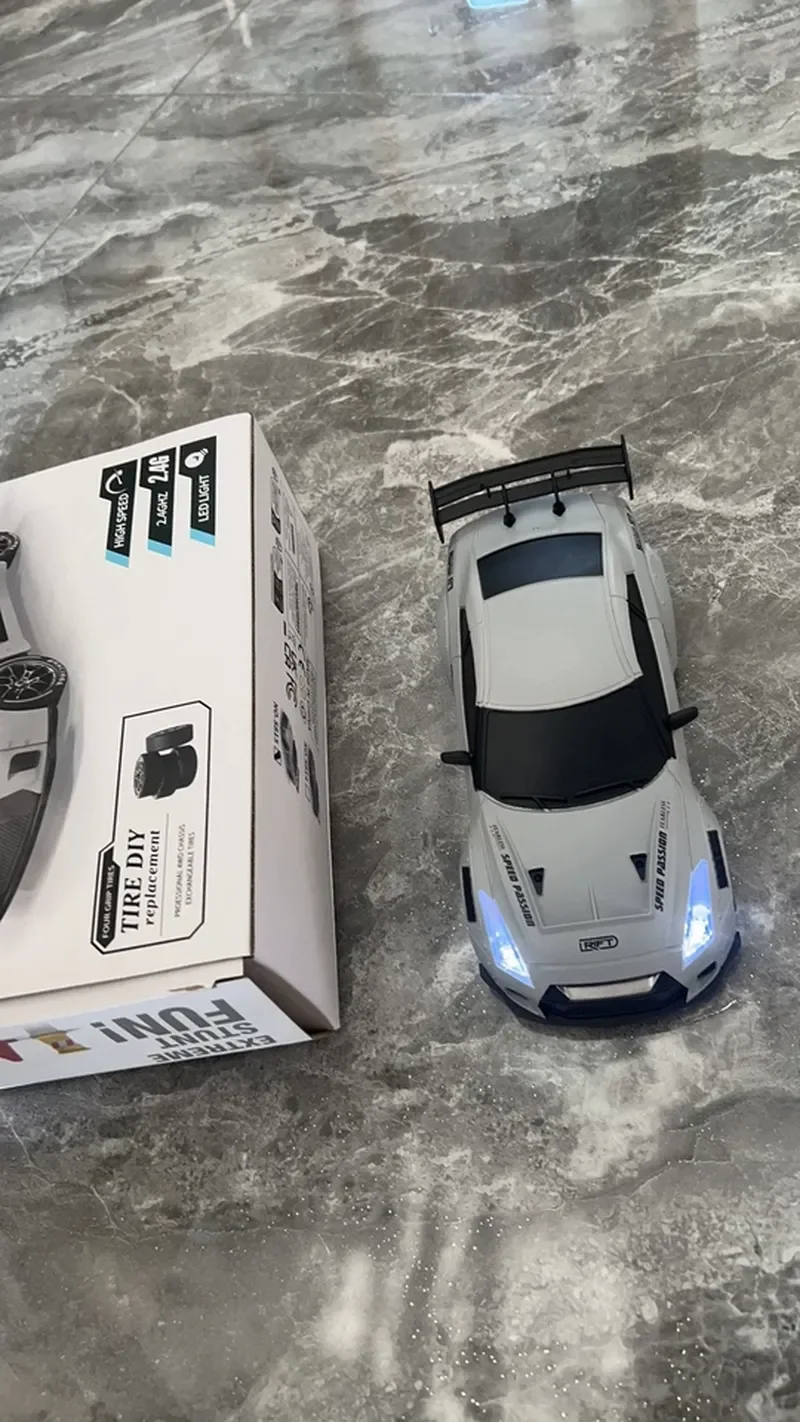 

1/20 Масштаб 4WD Дрифт-автомобиль с дистанционным управлением RTR — высокопроизводительный мощный радиоуправляемый автомобиль с полной дроссельной заслонкой и шинами, дорожные барьеры