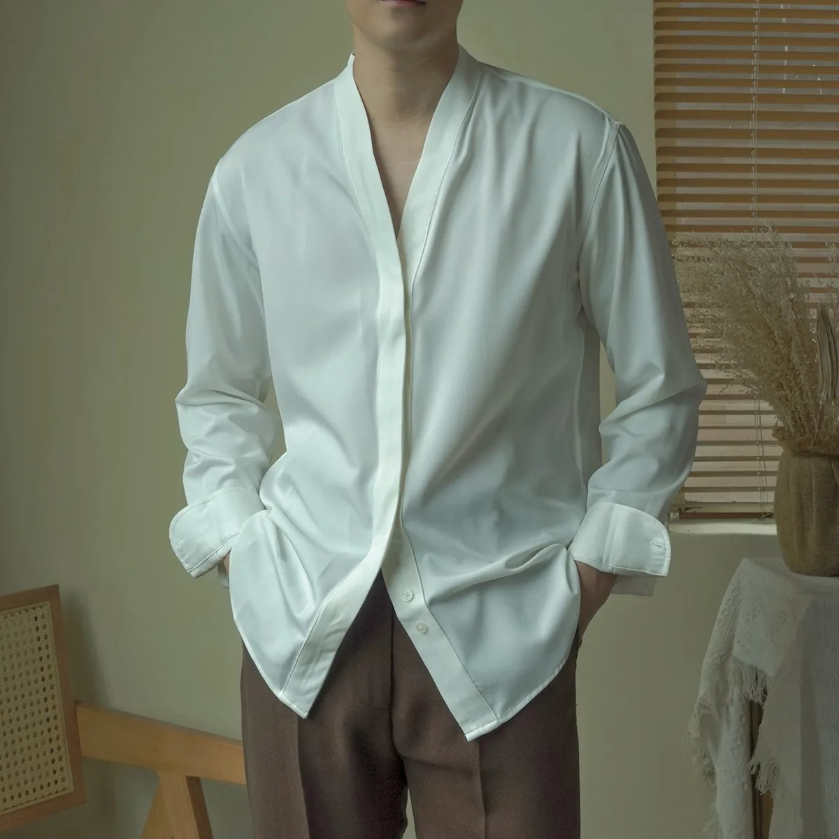 Ruffian handsome V-neck loose casual long-sleeved shirt Korean version non-ironing Japanese white design high-end shirt