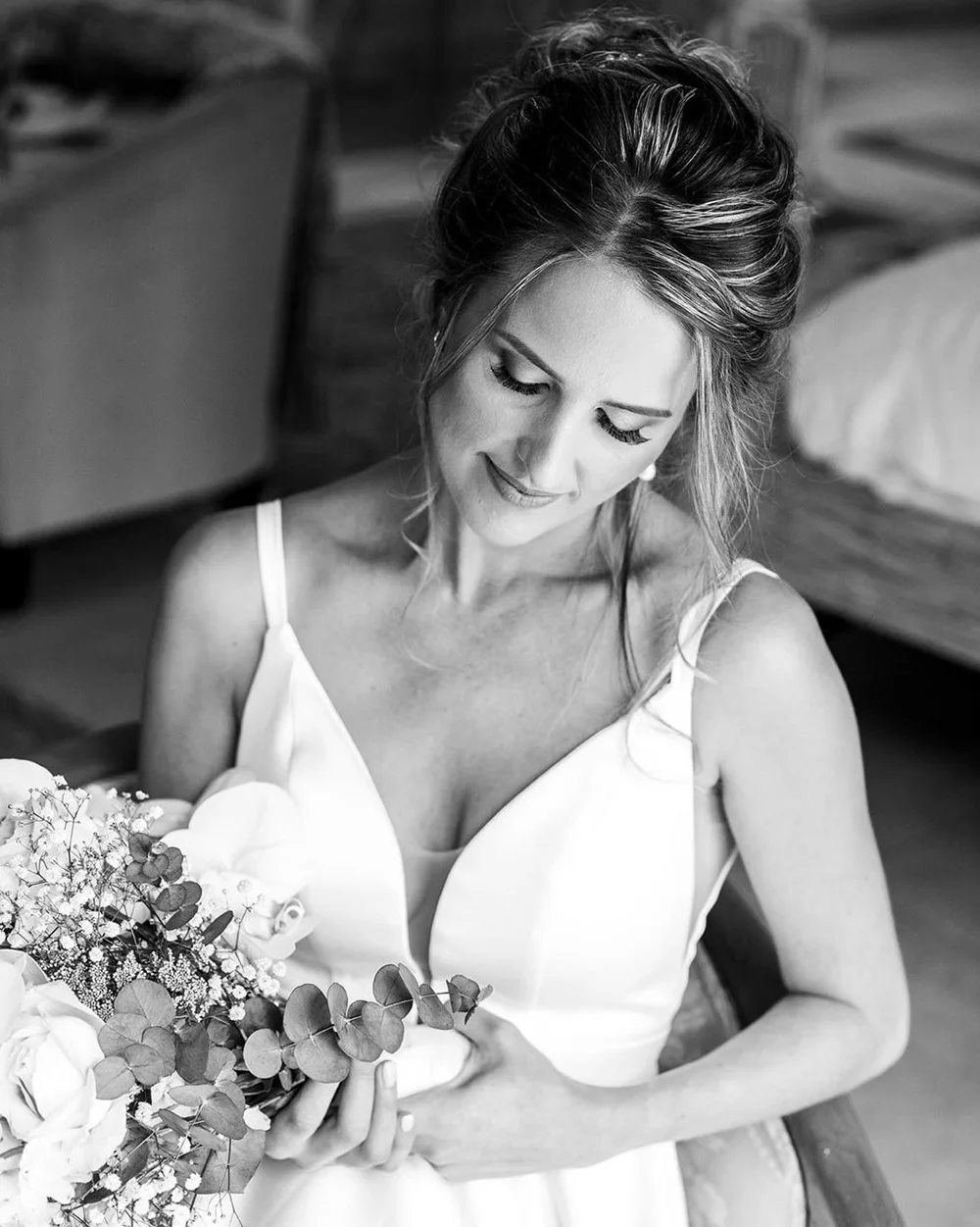 Vestidos de casamento civil 2025 noivas com decote em v uma linha elegante vestido de noiva sexy cinta de espaguete sem costas vestido de noiva personalizado