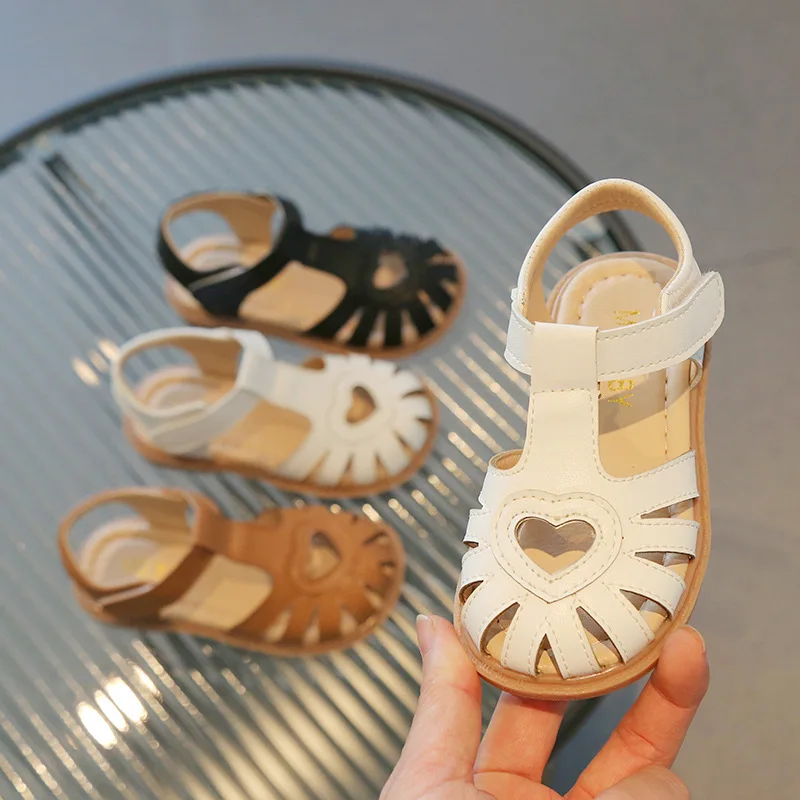 

Детские сандалии 2026 для девочек: летние, с вырезами в форме сердца, в стиле Лолита, модные пляжные туфли, садовая обувь для детей