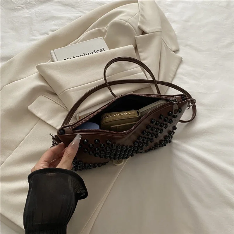 حقيبة كروس أنيقة غير رسمية على الموضة الأوروبية الرجعية 2025 حقيبة كتف برشام شخصية عصرية للرجال والنساء