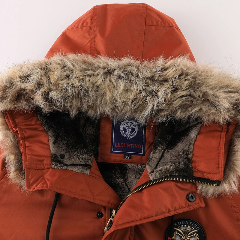 Мужская повседневная зимняя куртка, черный бомбер с капюшоном, капюшон из искусственного меха премиум-класса, хорошая холодная изоляция, декоративная молния со значком