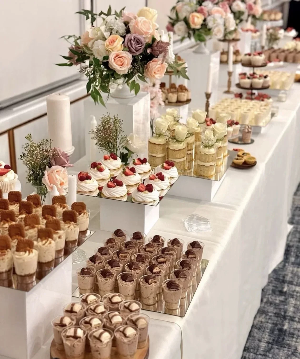 Acrylic Cube Dessert Candy Bar Rack Cupcake Cake Display Holder Buffet Table Stand for Wedding Catering Gift Table Decoration