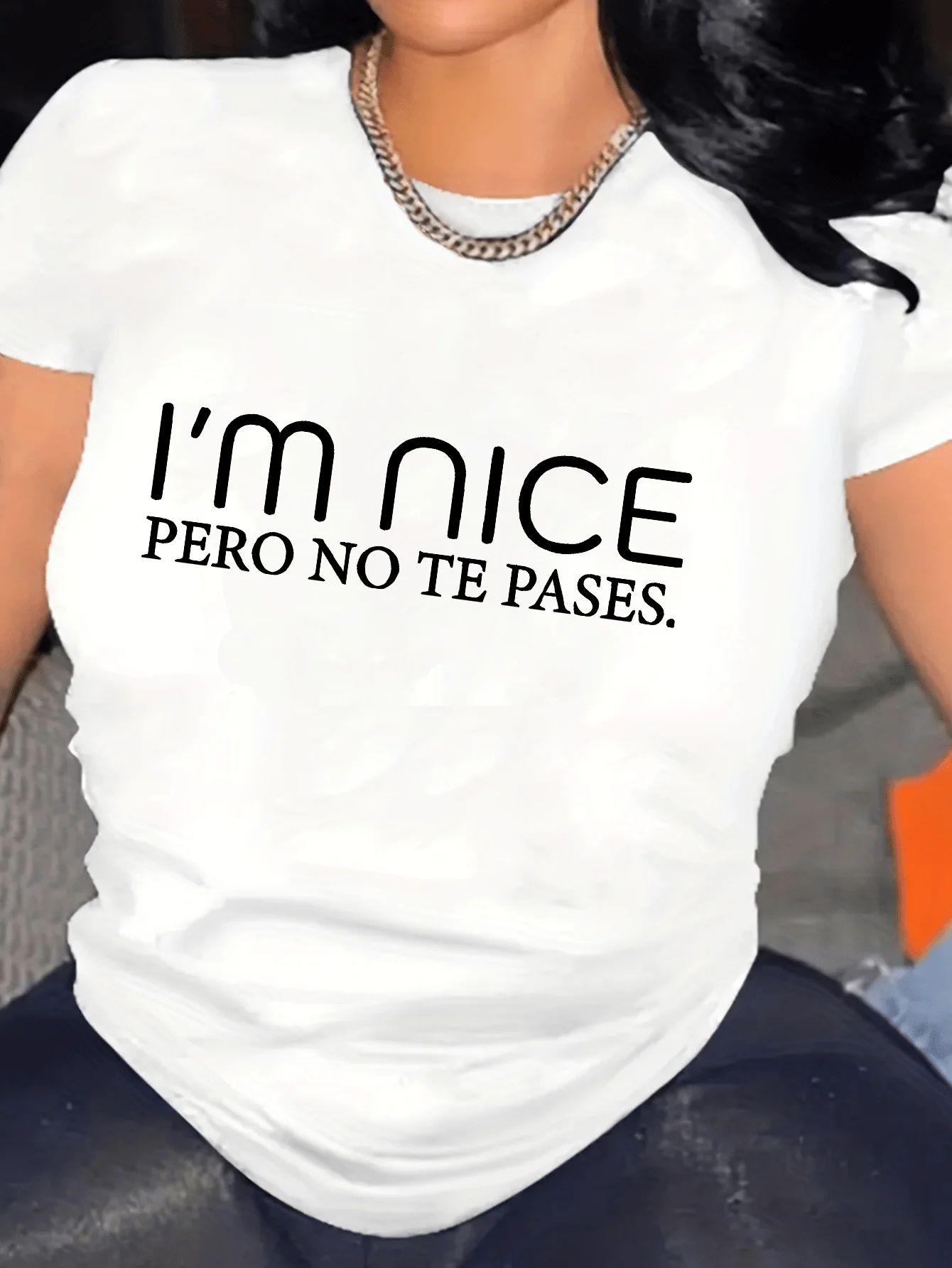 تي شيرت نسائي نابض بالحياة برقبة دائرية أنيق I'm Nice Pero No Te Pases طباعة شعار مثالية للارتداء اليومي والأنشطة الخارجية