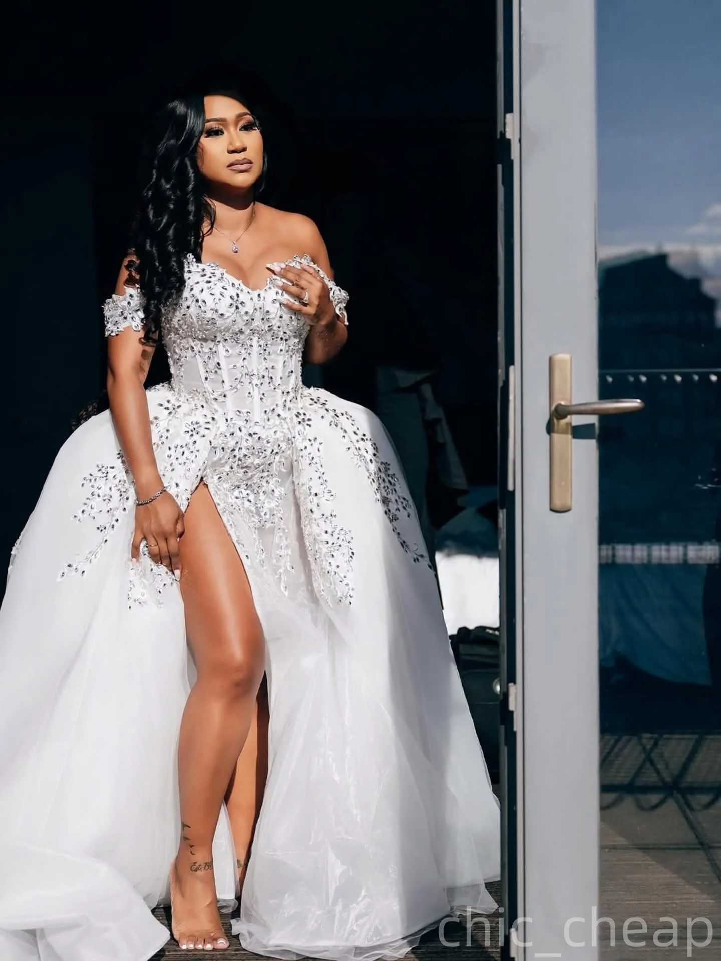 

Customized Off the Shoulder Sparkly Crystals Africa A-Line Wedding Dress Sweep Train Robe De Mariée High Split Bridal Gown