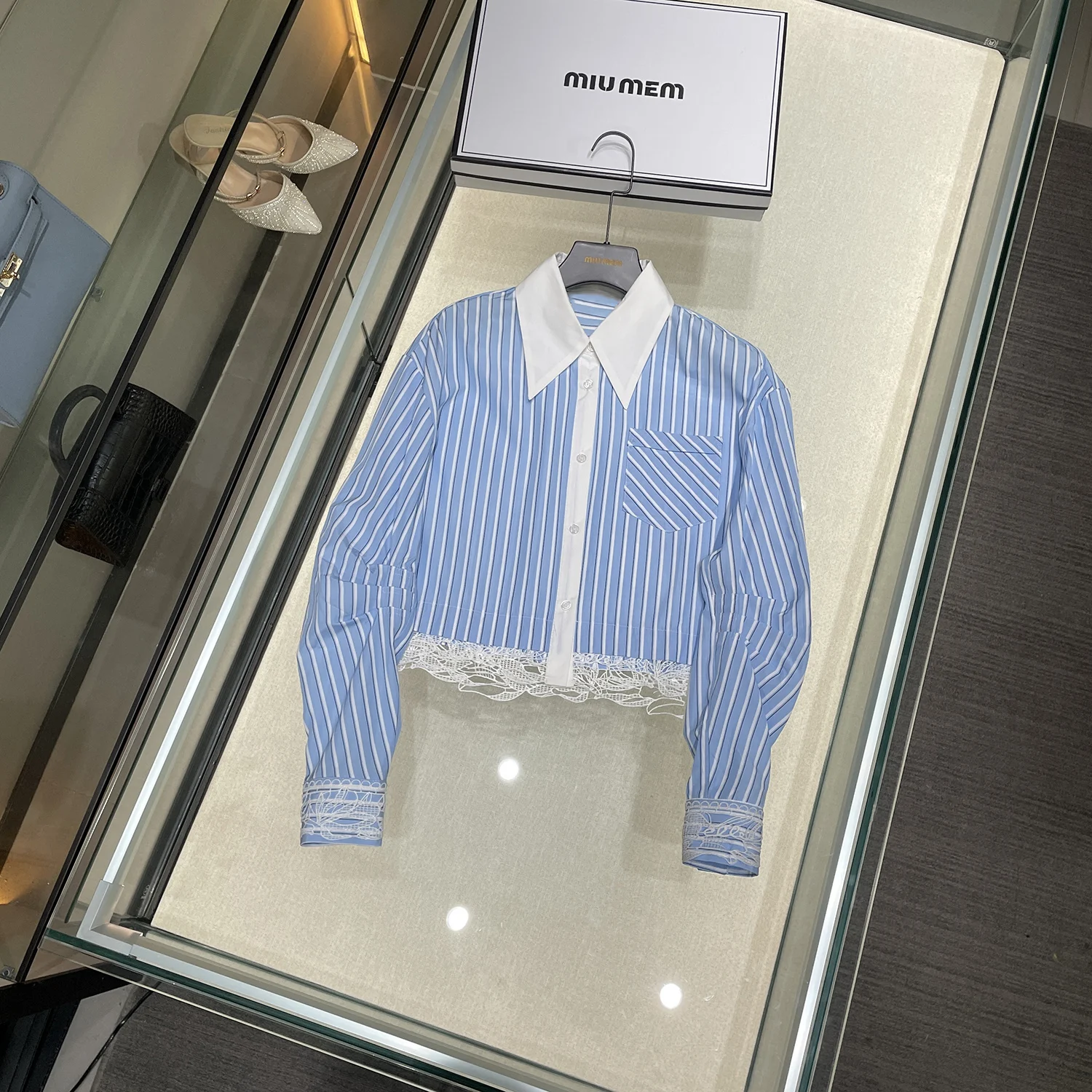 

Высококачественный женский дышащий тонкий длинный топ на пуговицах в корейском стиле с сине-белыми полосками и кружевным подолом во французском стиле