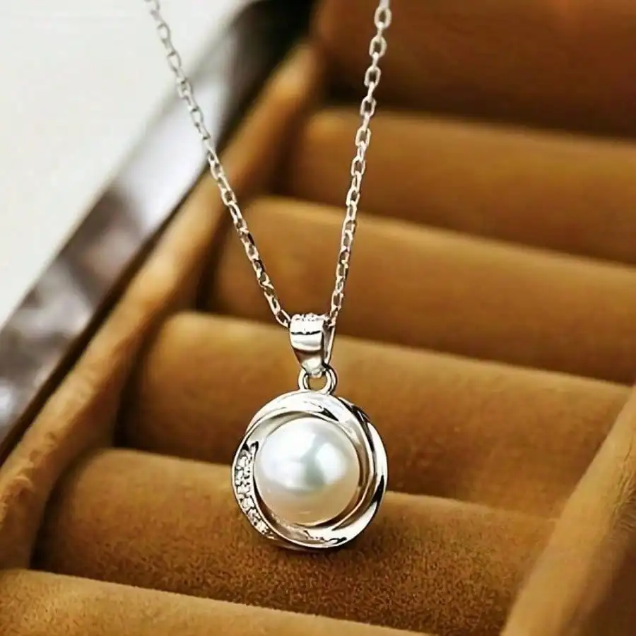 Um conjunto de 2 colares e brincos com pingentes elegantes e elegantes, um presente obrigatório para aniversários femininos e Natal.