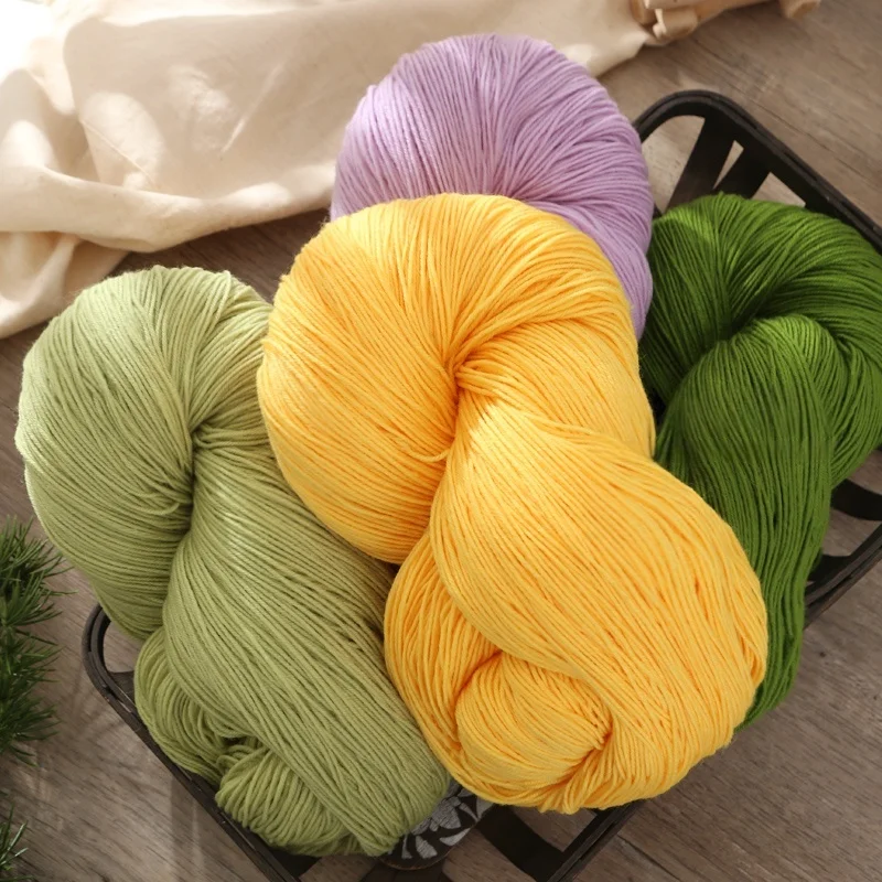 

300 граммов шерстяной пряжи из альпаки различных цветов, которые можно использовать для вязания модных изделий, таких как шарфы и перчатки.